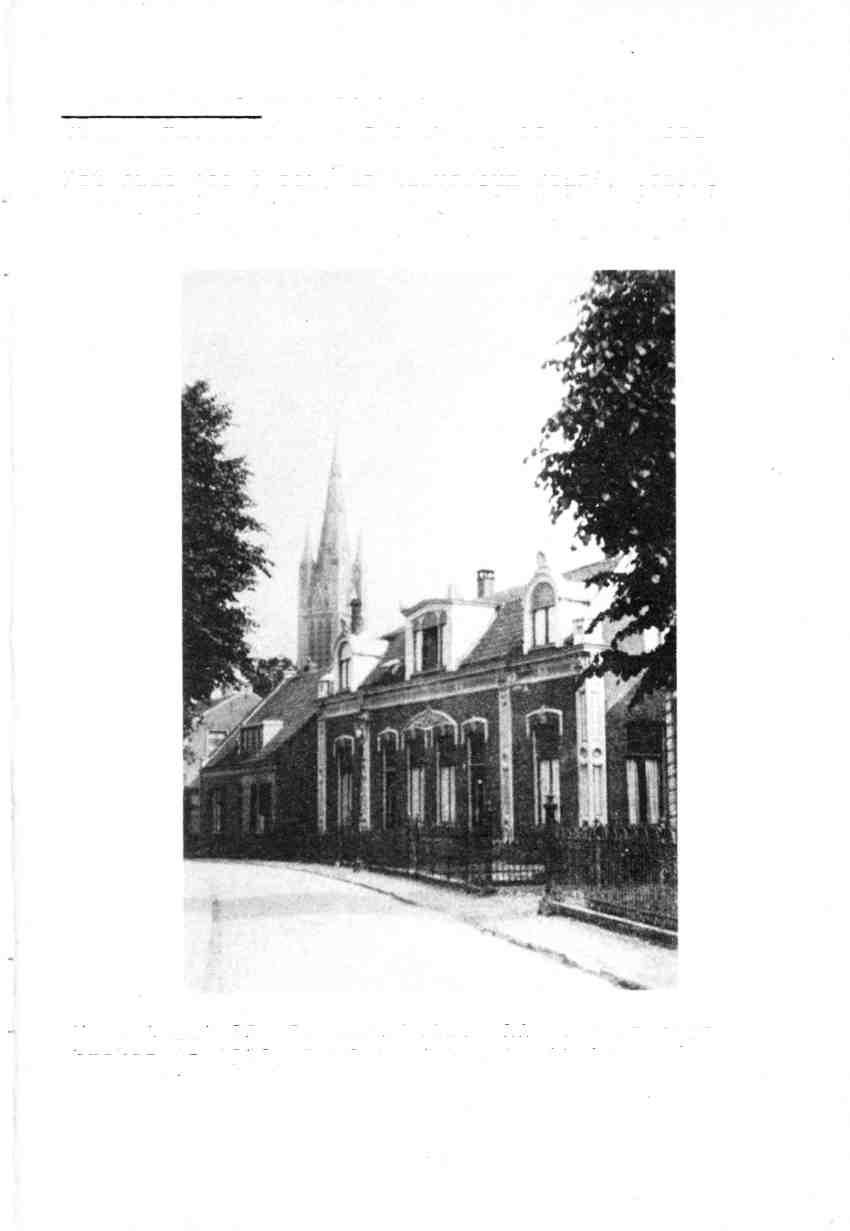 Veerstraat 23: Het linkerhuis van een blok van twee, omstreeks 1875 gebouwde heren- of fabrikeurshuizen van de gebroeders Van der Heijden, Het huis heeft een, in Hilversum weinig voorkomende,