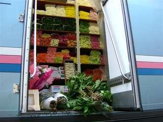 Lijnrijder: Bloemenhandelaar die naar zijn klanten rijdt en bloemen en