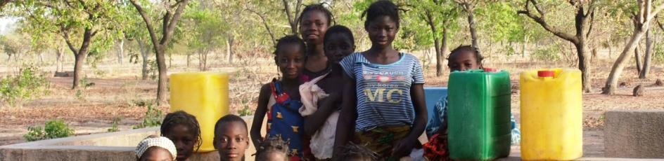 In dorpen op het platteland van Burkina Faso is vaak geen schoon drinkwater beschikbaar, en er is geen toegang tot medische zorg.