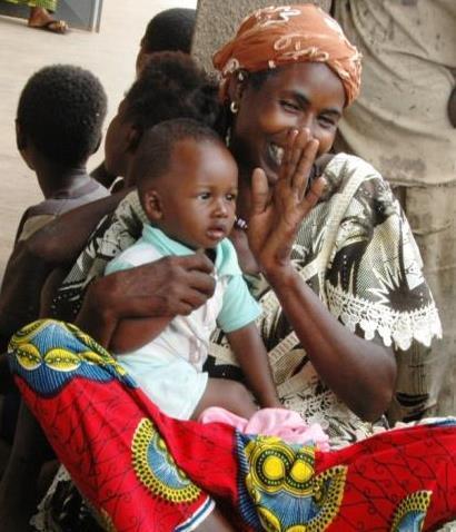 In de dorpen waar we een medisch centrum gebouwd hebben zien we dat de afgelopen 5 jaar het gemiddelde aantal kinderen per vrouw teruggebracht is van 7 naar 5 kinderen.