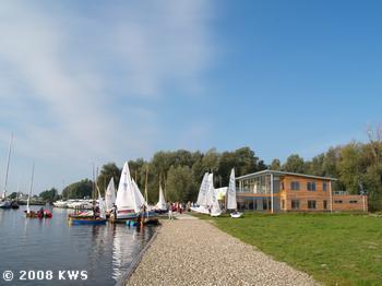 Feestelijke opening Kielboot Trainingscentrum Zaterdag 18 April Op zaterdag 18 april zal het Nationaal Kielboot Trainings Centrum op het starteiland officieel worden geopend door Mevr. J. A. de Vries, Gedeputeerde Provincie Fryslân, de heer T.