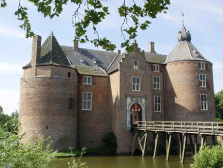 De plaats Ammerzoden Ammerzoden is een mooi, bruisend dorp onder de rook van s-hertogenbosch. De ligging is middenin het rustieke rivierengebied (Maas en Waal).