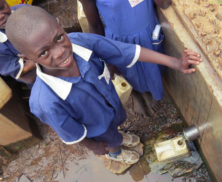 Korte project beschrijving: Het realiseren van een handwaterpomp op het schoolterrein van GG. Groepen kinderen halen onder leiding van een leerkracht water bij de bron.