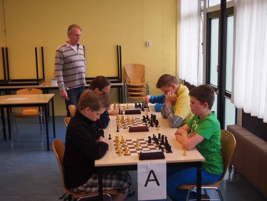 schakers! In groep A gingen na drie ronden drie spelers aan kop met 2 uit 3 te weten Pieter van Foreest, Daniël Apol en Jesper Post. Pieter en Daniël wonnen beide hun laatste twee partijen.