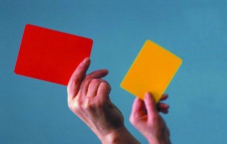 "Uitsluitfout" De gele en de rode kaart De scheidsrechter kan een gele of