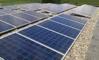 Plaatsing en aantal zonnepanelen of zonnecollectoren in hetzelfde dakvlak van het bouwblok worden op een horizontale lijn gerangschikt ten opzichte van elkaar en andere zonnepanelen of