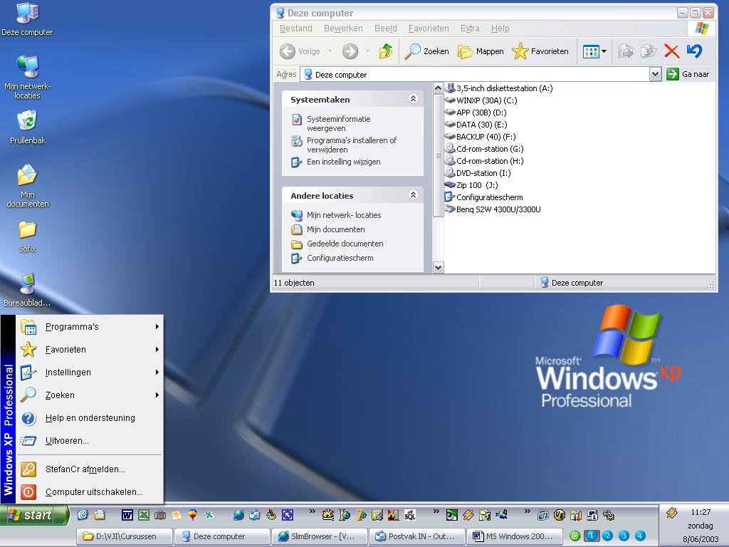 De computer laadt vervolgens alle nodige programmabestanden in, waarna het Windows 2000/XP bureaublad (desktop) op het scherm verschijnt: Het bureaublad is het grote vlak dat op het scherm wordt