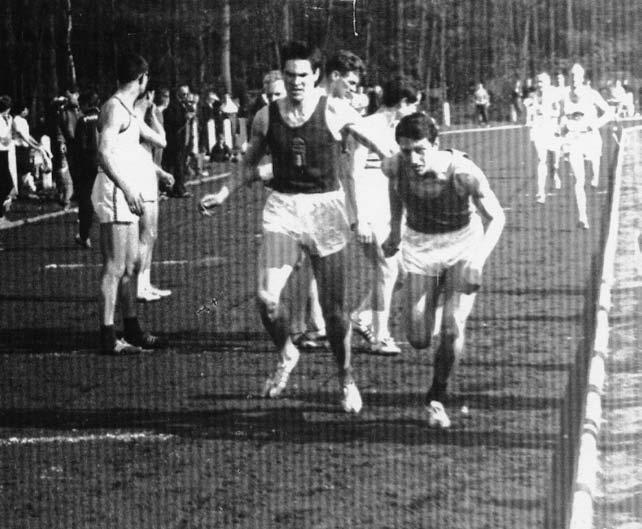 HISTORIE SCR Boven: 1964. Tijdens de Mastbosestafette neemt Caspari de Geus het stokje over van de middenafstandsloper Henk Warnik. Onder: Duitsland, 1965. De finish van de 400m.