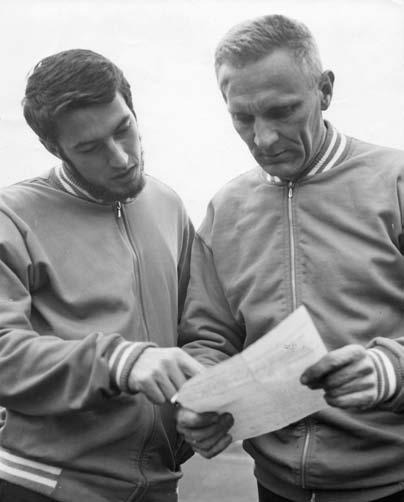 HISTORIE SCR Nenijto, jaren zestig. Aad van Dijk (r.) in gevecht met Aad Bos en Rens Haanstra (li.). Caspari de Geus (li.) bespreekt het chronoloog met trainer Wim Bakker.