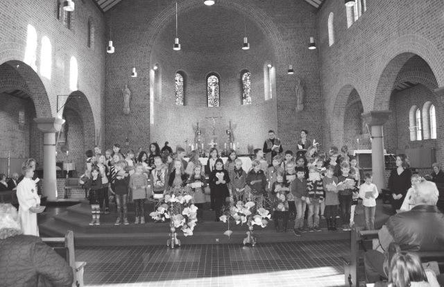 Werenfriduskerk in Elst de presentatieviering van de communicanten uit de gehele St. Benedictusparochie. Dit jaar doen 48 kinderen hun Eerste Heilige Communie.