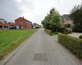 Neem nu de eerste straat links. Let goed op als je hier oversteekt op het zebrapad. Ga verder in deze straat. Opdracht 3 : Speel op het kleine veldje hierboven links op de foto het spel De architect.