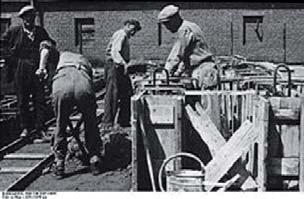 5 Les 4. De Jodenvervolging in Holten Auschwitz. Alle hekken hadden prikkeldraad en stonden onder hoogspanning In de rij voor de douche.