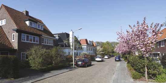 De gemeente Amstelveen streeft ernaar de nieuw te realiseren woningen zoveel mogelijk af te stemmen op de oorspronkelijke bebouwing met de geknikte kappen.