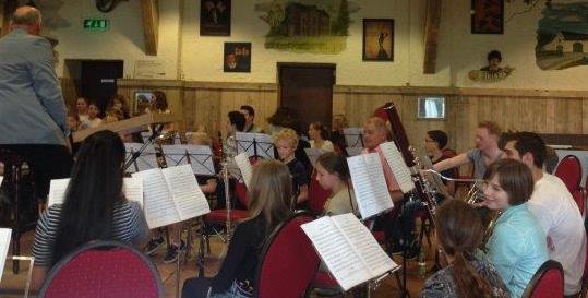 uitvoering van de musical. gezamenlijke repetitie van het Jeugdorkest en Sing 2 Joy En als het dan toch 'muziekmaand' is.