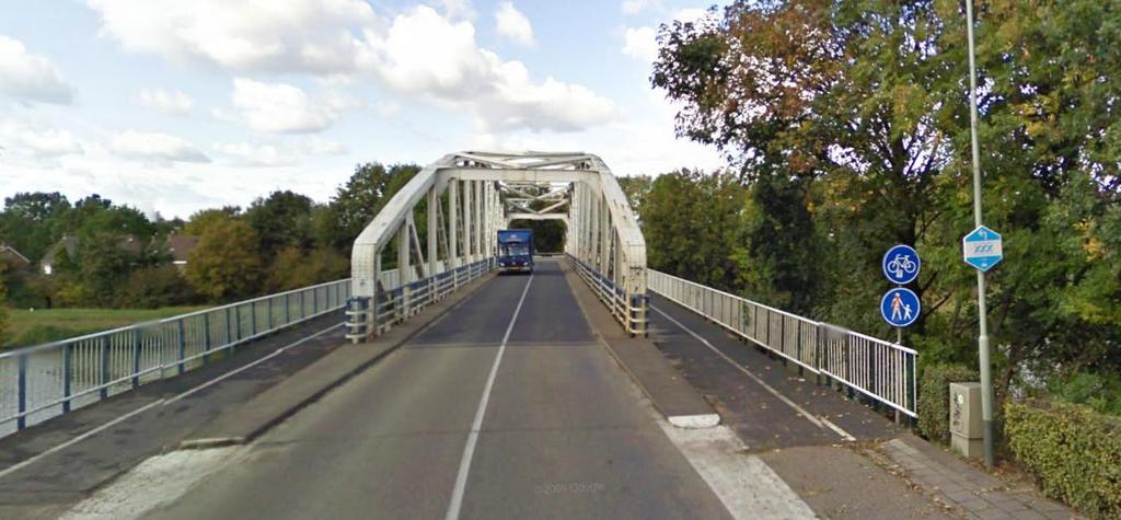 brug Urmond met aan weerszijde een fietspad gescheiden van de rijbaan brug Berg met de fietspaden binnen hetzelfde wegvlak Meer naar het zuiden, op een afstand van circa 1,5 kilometer, is overigens