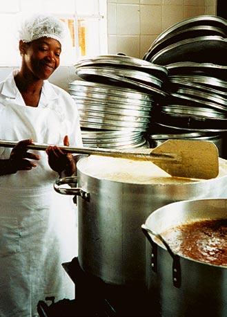 > In Eswatini Swazi Kitchen werkt een 20-tal mensen. Uitsluitend vrouwen. Een bewuste keuze. De vrouwen zorgen voor de kinderen. Daarom is het belangrijk dat ze in hun eigen onderhoud kunnen voorzien.