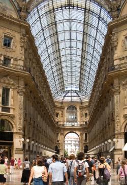 Maar, bijvoorbeeld de Duomo en grote warenhuizen, zijn gewoon open. De meeste andere winkels openen s middags vanaf 15.00 uur hun deuren.