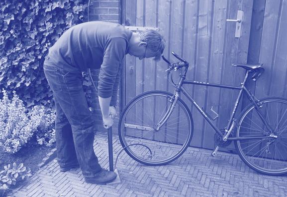 Fietsband oppompen Doen Opdracht 8 Je gaat een fietsband oppompen. Pak de werkkaart: Fietsband oppompen. 13 Nakijken Opdracht 9 Lees de zinnen. Zet een cirkel om jouw antwoord.