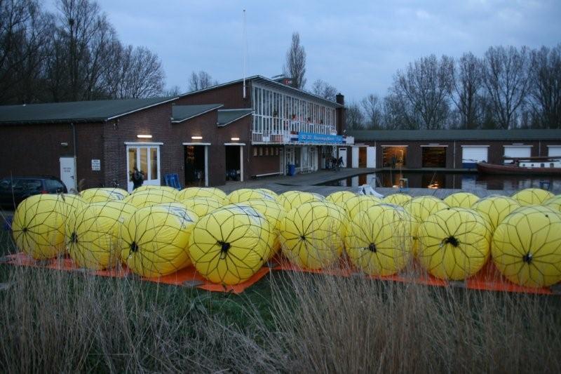 De wedstrijd (boeien 2) Er zijn twee kleuren en twee soorten boeien.