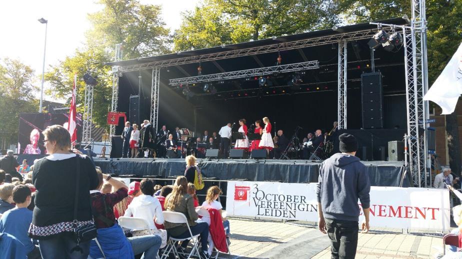 1 oktober 2015 Minikoraal Vanmiddag zijn de groepen 7 en 8 weer naar de Garenmarkt geweest om samen met bijna alle basisscholen van Leiden e.o. de 3 oktoberfeesten te openen met het Minikoraal!