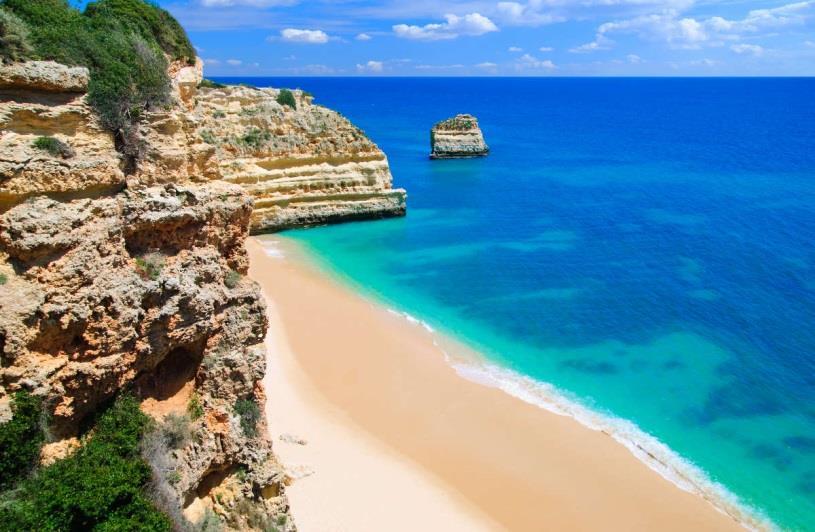 Algarve Zonnig, prachtige kusten met indrukwekkende rotspartijen, heerlijke zeetemperatuur, vriendelijke bewoners, perfect klimaat, veel golfbanen van internationale allure en bovendien een goede