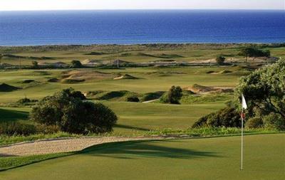 Glooiing, bunkers, olijfbomen en prachtige (soms smalle) fairways maken het een belevenis om deze baan te bespelen.