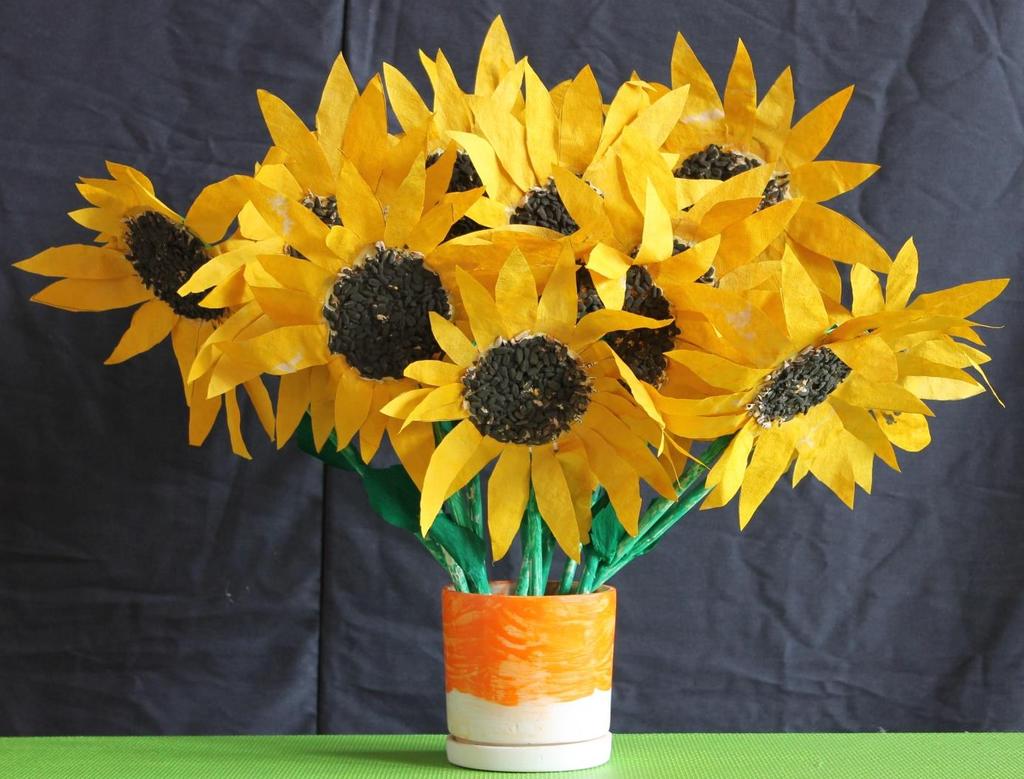 Titel : De zonnebloemen Gemaakt naar Vincent Van Gogh De kunststroom is postimpressionisme.