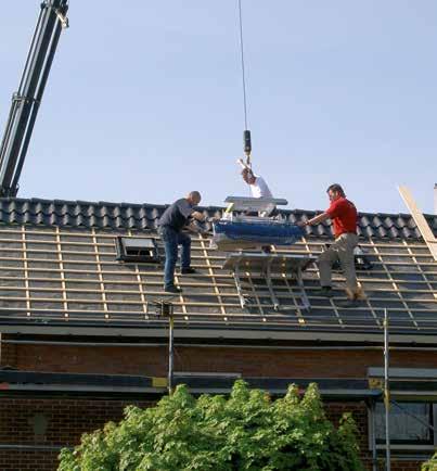 Instelbare lichtmetalen dakbokken worden meegeleverd, waar telkens twee pakken dakpannen op worden geplaatst. Deze bokken zijn door de dakdekker te verrijden en haken achter de panlatten.