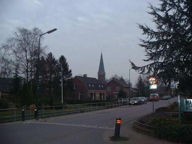 en ten westen aan het beschermde dorpsgezicht van