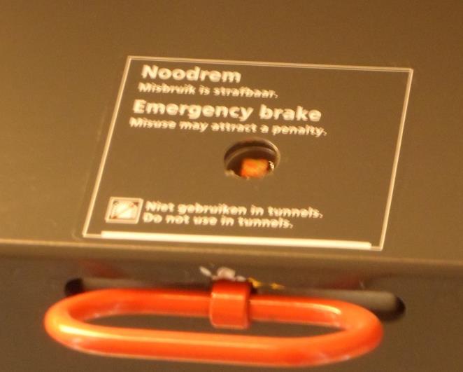5.) In de trein zag ik deze informatie over het gebruik van de noodrem.