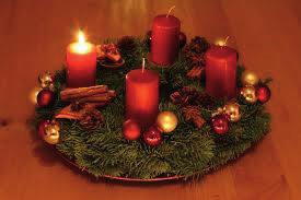 Dit jaar is dat op 27 november. De 4 zondagen noemen we dan de 1 e, 2 e, 3 e en 4 e zondag van de Advent. Tijdens de Advent leven we toe naar het licht in de duisternis.