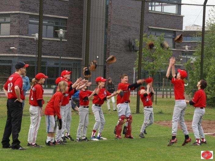 gat in ons buitenveld, waar we helaas opnieuw een man tekort kwamen. Een goed gemikte bal op de juiste plek zorgde voor een homerun van de tegenstander en betekende het einde van de wedstrijd, 5-3.