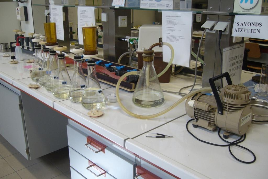 Figuur 6 Sedimentologische laboratorium waterstalen filtratie 2.2.5.