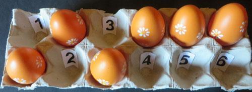 b. Zes eitjes op één rij De beginsituatie is als volgt: In het bakje met twee rijtjes van zes zijn twee eitjes op de eerste rij namelijk 1 en 3 en