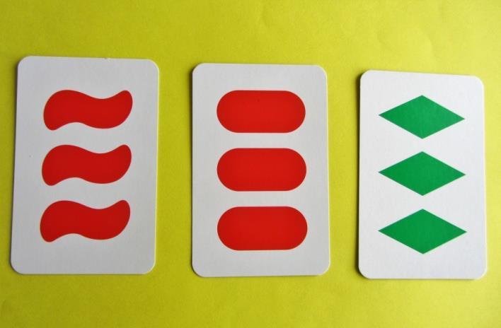 Schud de kaarten en leg de stapel met de blinde kant boven. Eén van jullie beide is deler en legt 6 kaarten open op tafel.