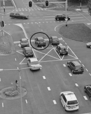 Afbeelding 6 - Kruispunt met verkeerslichten 11. U staat voor een rood verkeerslicht te wachten en wilt rechtdoor. Achter u nadert een politieauto met zwaailicht en sirene die er niet langs kan.
