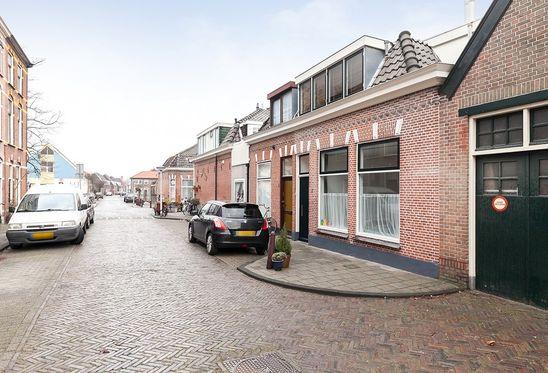 Charmante eengezinswoning nabij het centrum van Leiden! Deze karakteristieke, charmante woning is gelegen in een sociale levendige woonomgeving.