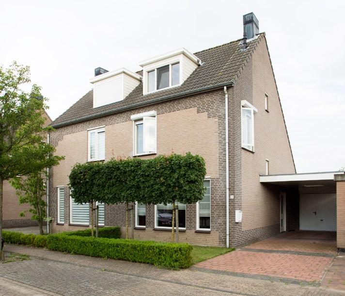 Uitgebouwde 2-onder-1-kapwoning met 5 slaapkamers, royale woonkeuken, oprit, garage en fijne achtertuin. Een echt ruime woning!