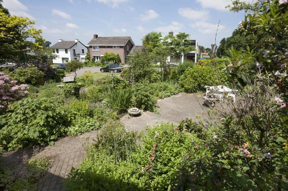 Overig: - grotendeels voorzien van dubbel glas in houten en kunststof kozijnen; -