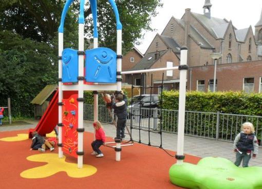 PAGINA 2 NIEUWSBRIEF DE LANGEWIEKE Gouden weken op De Langewieke Ook de glijbaan op het kleuterplein is weer volop in gebruik. Groep 1 binnen aan het werk in de huishoek.