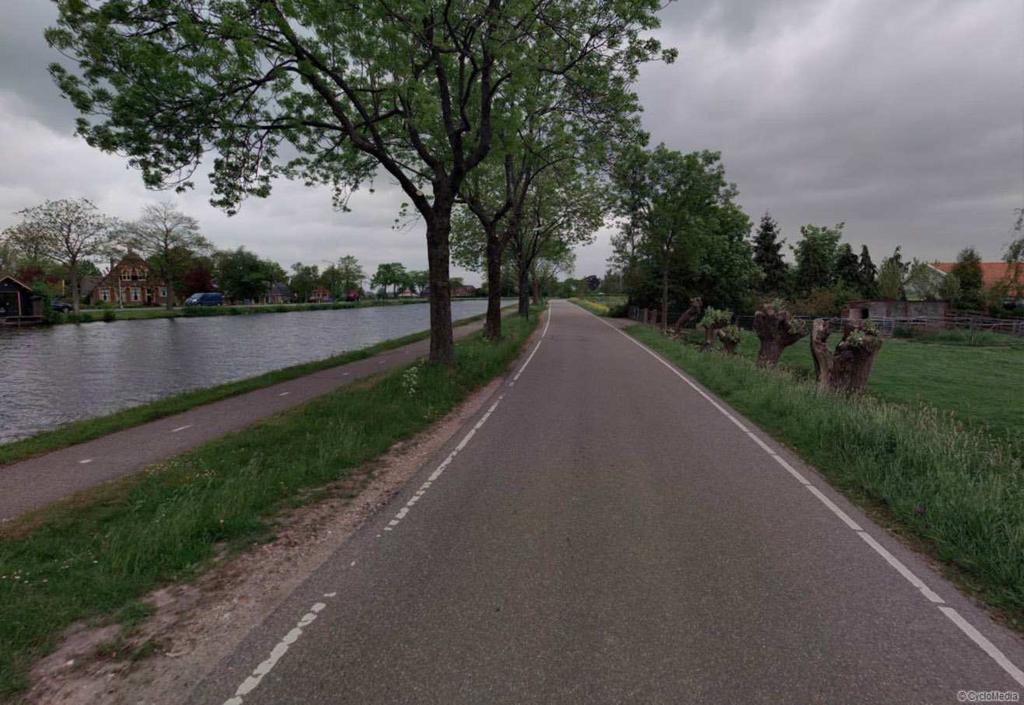 Door het plaatsen van de damwand verplaatst de officiële ligging van waterkering en de bijbehorende waterstaatswerkzone van de weg naar de damwand.