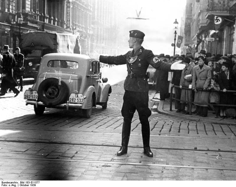 Duitse NSKK er regelt het verkeer in het Duitse Posen. Oktober 1939.