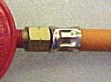 De slangverbinding naar het schotdoorvoer Het reduceer kan met een lage drukslang met een maximale lengte van 45 cm
