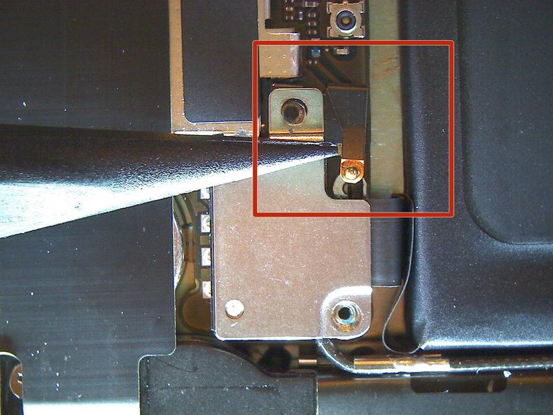 metalen deksel van de connector. De batterij connector komt uit verticaal van de printplaat.
