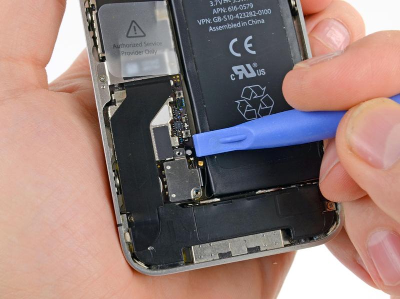 Stap 5 Gebruik een kunststof opener om de druk contact te trekken van onder de batterij connector.