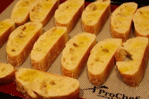 Ingesmeerde bruschetta s voor de oven Schuif het brood in de oven voor 15 minuten