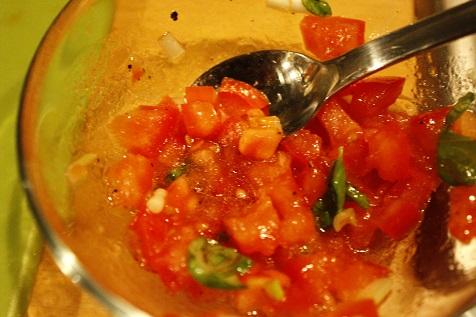 halve knoflookteen 1 eetlepel olijfolie 3 baslicumblaadjes Het maken van bruschetta met tomaat en olijfolie: Snij de tomaat in kleine stukjes, snij ook de bosui fijn en doe het zelfde met de