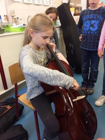 Alle kinderen uit groep 5 hebben les gekregen van 3 muziek docenten van it Toanhus. Een hele leuke ervaring! Dit hele jaar krijgen de leerlingen les in een van deze drie instrumenten.