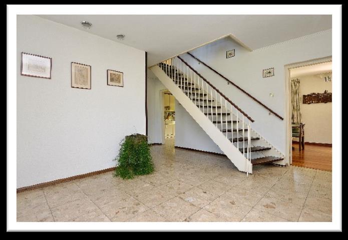 INDELING BEGANE GROND: Hal Zeer ruime hal met toegang tot alle vertrekken. Mooie trapopgang, garderobe en meterkast.