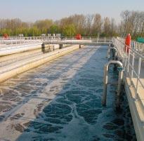 8 DE WEG NAAR ZUIVER WATER 9 Biologische zuivering De vervuiling die na de mechanische zuivering nog overblijft, bestaat uit heel fijne of opgeloste deeltjes die vragen om een aërobe afbraak.